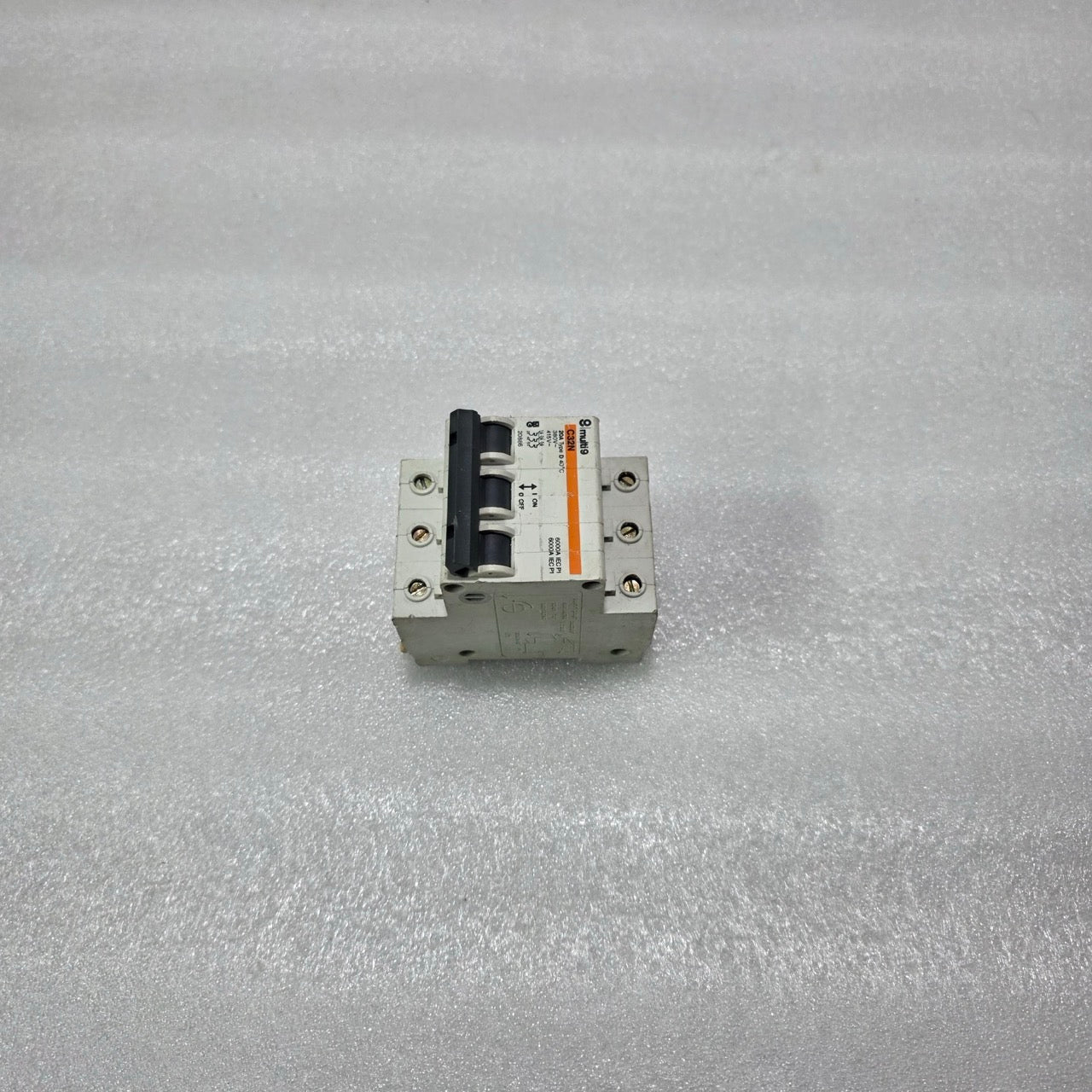 MERLIN GERIN MULTI 9 C32N 20A 3 POLE MCB 380/415V 6KA CIRCUIT BREAKER