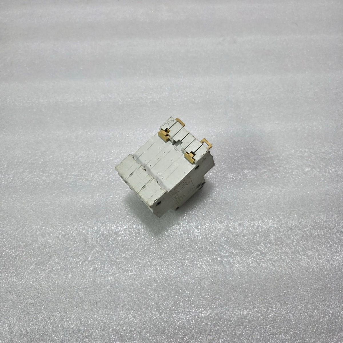MERLIN GERIN MULTI 9 C32N 20A 3 POLE MCB 380/415V 6KA CIRCUIT BREAKER