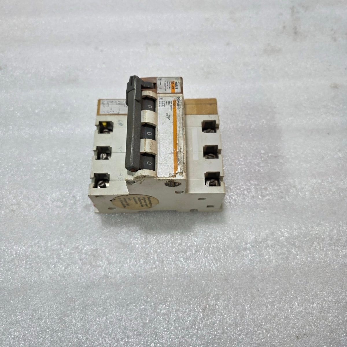 MERLIN GERIN MULTI9 C100 40A 3-POLE TYPE C MCB WITH SD-OF AUXILIARY CONTACT INDU