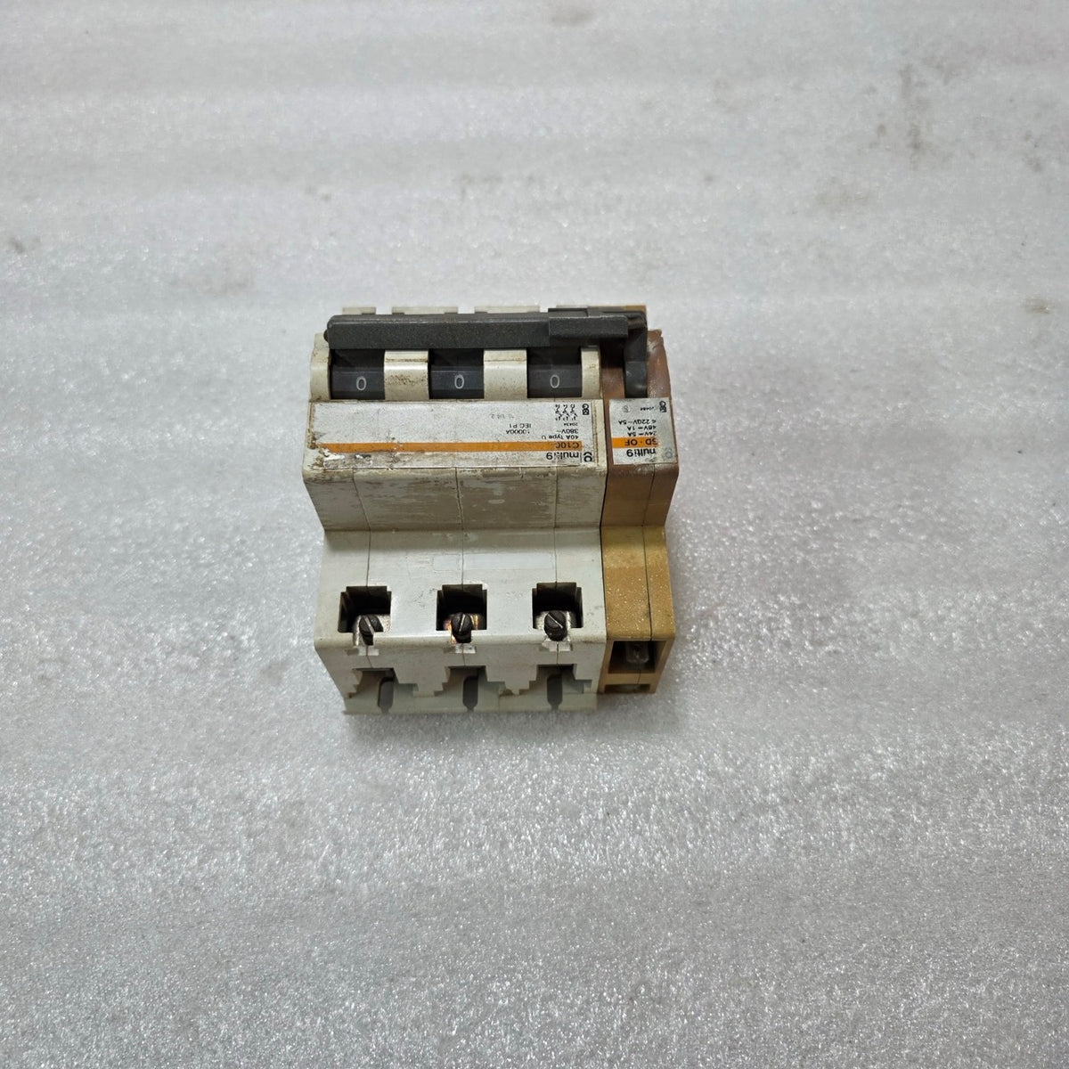 MERLIN GERIN MULTI9 C100 40A 3-POLE TYPE C MCB WITH SD-OF AUXILIARY CONTACT INDU