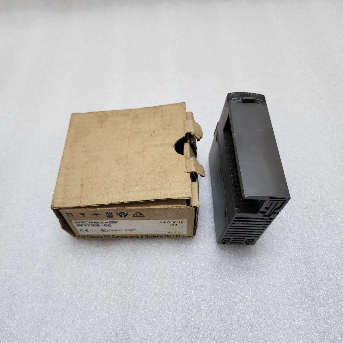 FUJI ELECTRIC NP1Y16R-08 DIGITAL OUTPUT MODULE