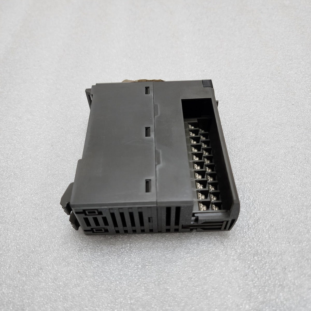 FUJI ELECTRIC NP1Y16R-08 DIGITAL OUTPUT MODULE