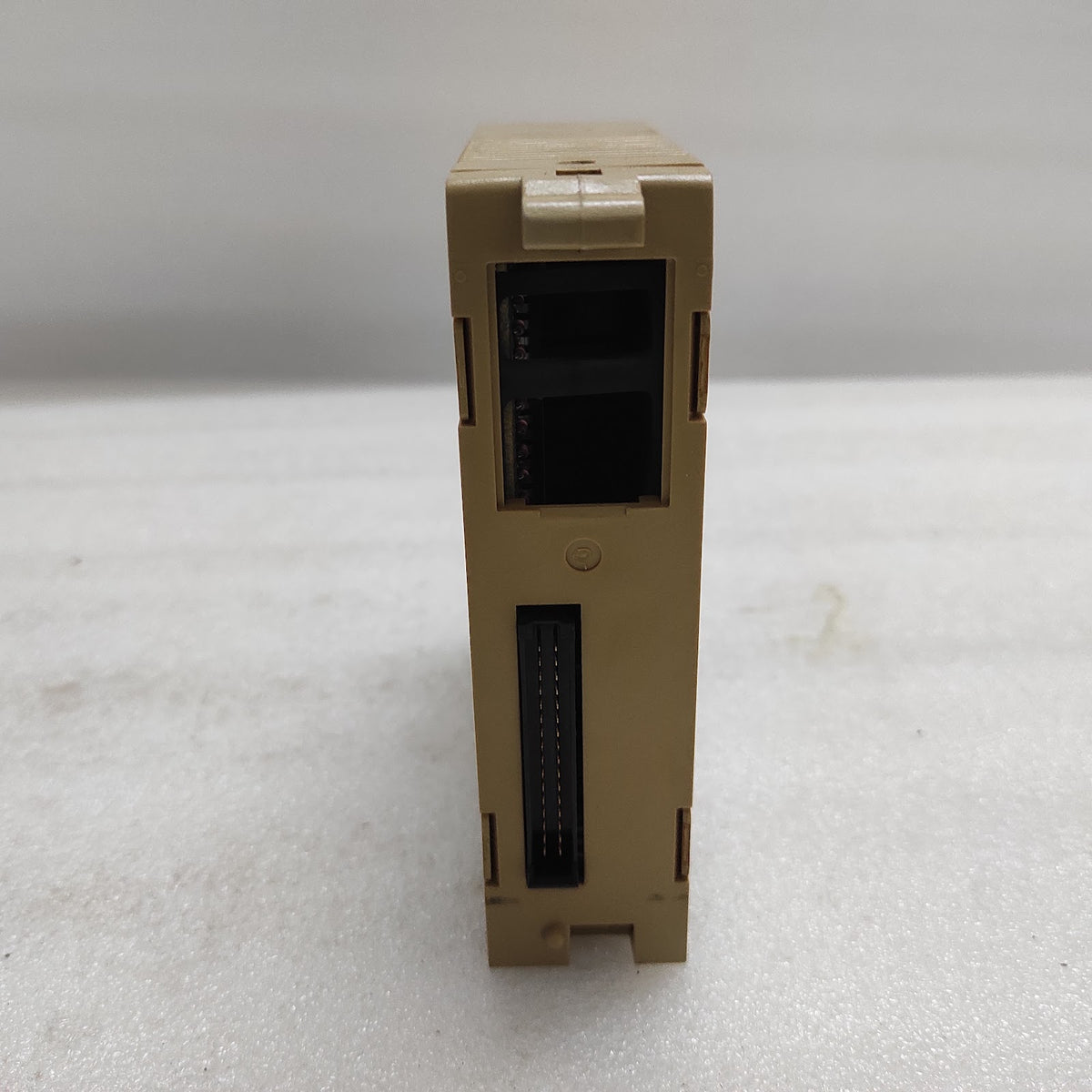 OMRON C200H-OC222 OUTPUT UNIT