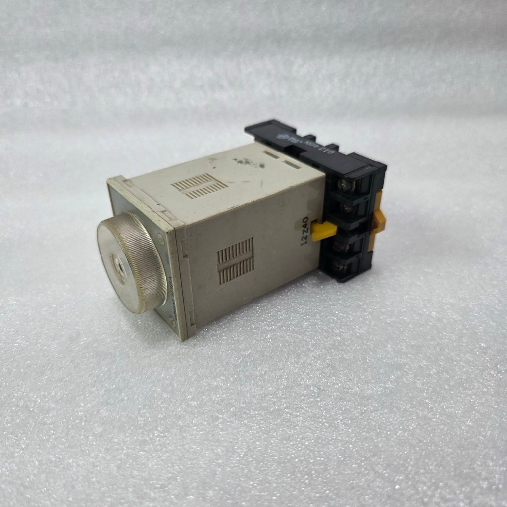OMRON H3BA-8 TIMER RELAY 100/110/120VAC 5A 250VAC WITH BASE PRE-OWNED