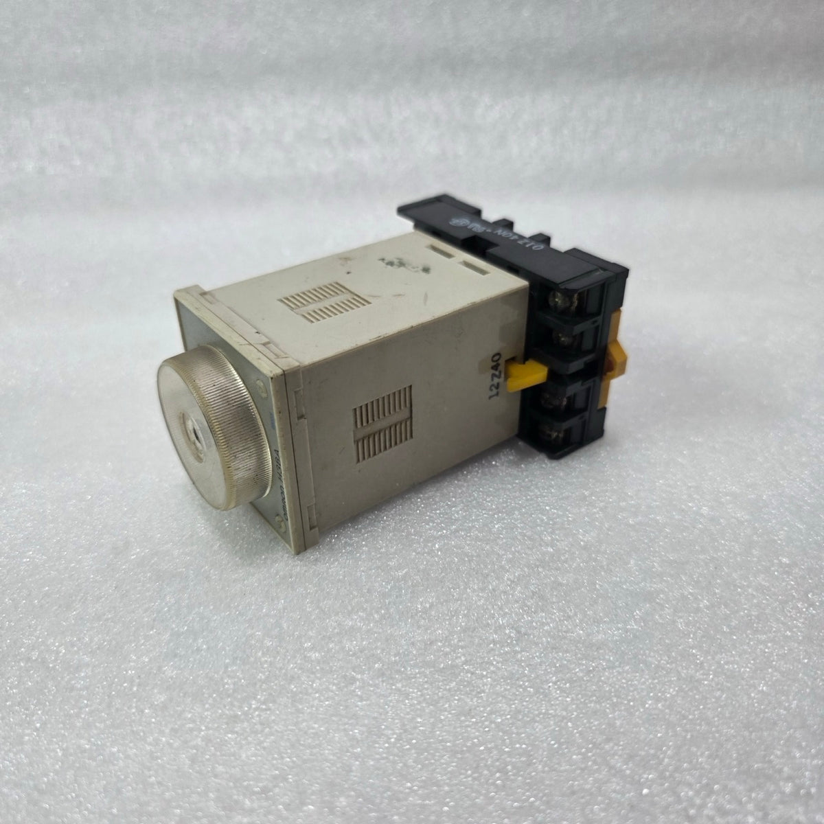 OMRON H3BA-8 TIMER RELAY 100/110/120VAC 5A 250VAC WITH BASE PRE-OWNED