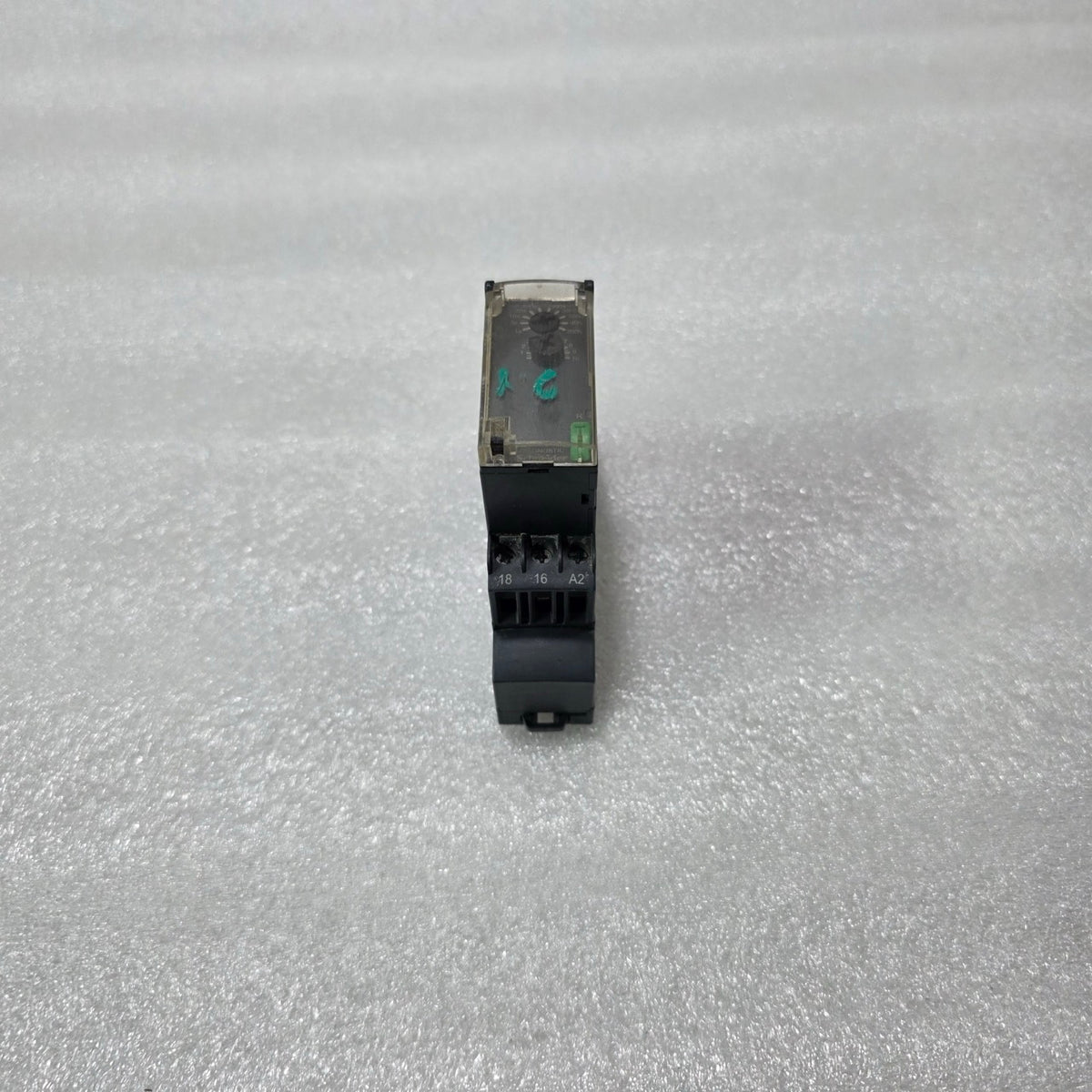TELEMECANIQUE RE22R1CMR ZELIO TIMING RELAY 8A 0.05s-300h PRE-OWNED