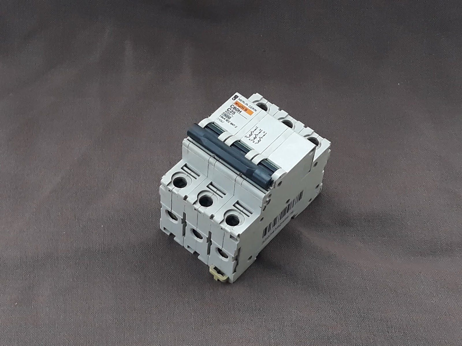MERLIN GERIN MULTI 9 C60H 3POLE 25A C CURVE MODULAR CIRCUIT BREAKER 24867