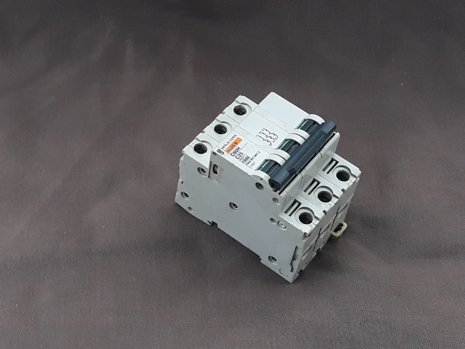 MERLIN GERIN MULTI 9 C60H 3POLE 25A C CURVE MODULAR CIRCUIT BREAKER 24867