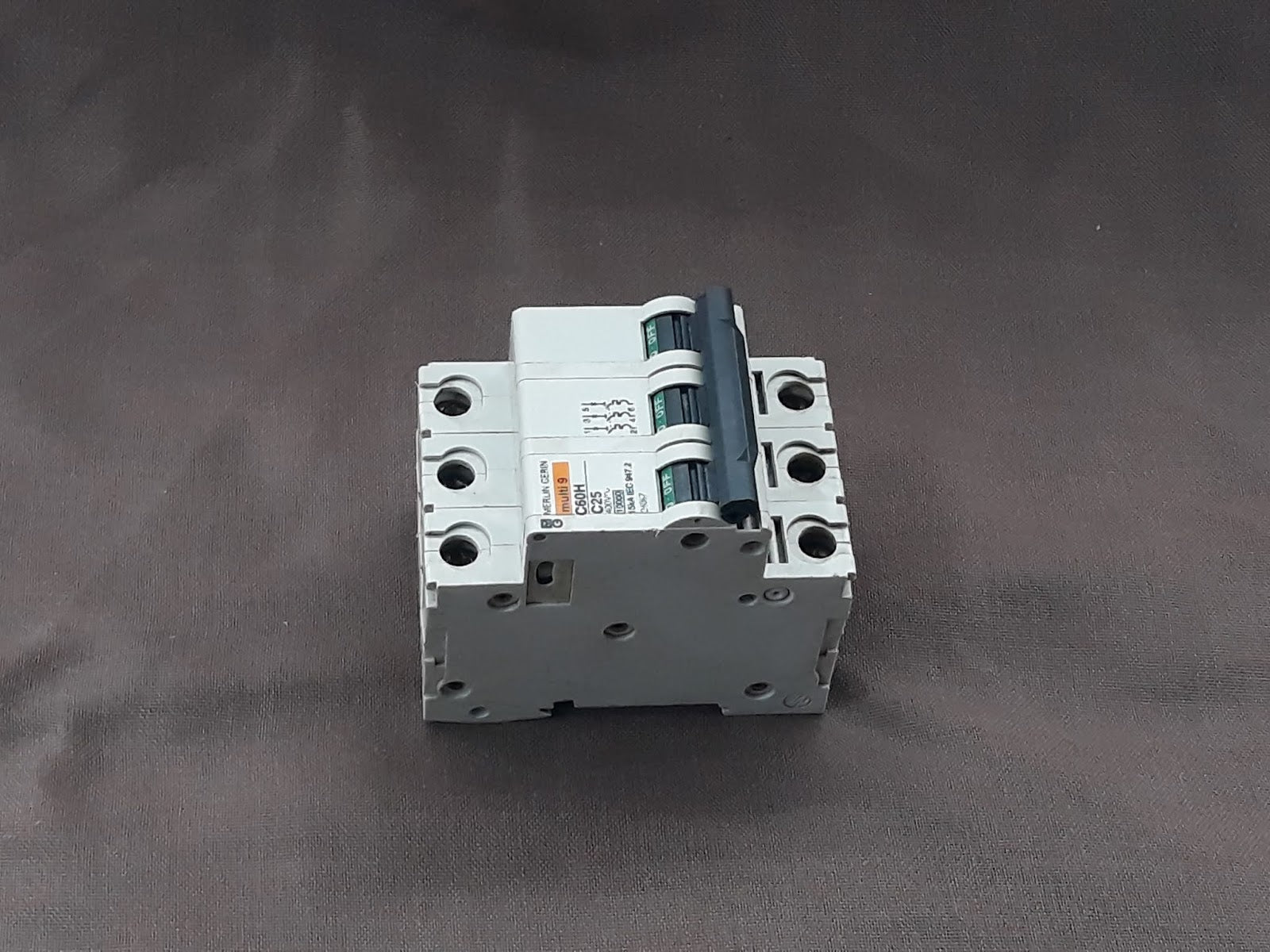 MERLIN GERIN MULTI 9 C60H 3POLE 25A C CURVE MODULAR CIRCUIT BREAKER 24867