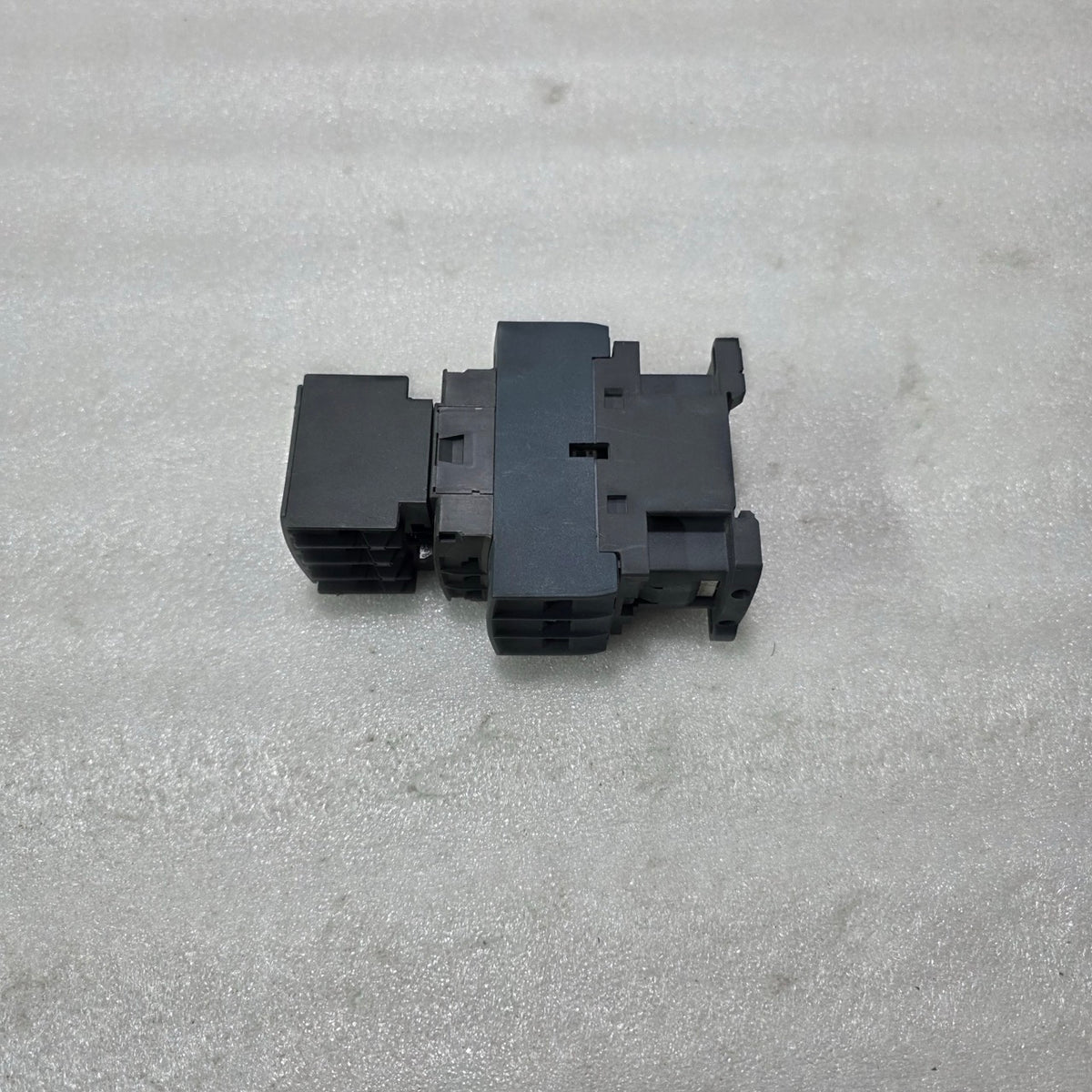 S ELECTRIC LC1D32 3P CONTACTOR 32A W/ LADN22 AUXILIARY CONTACT BLOCK