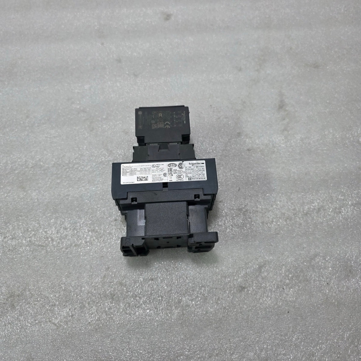 S ELECTRIC LC1D32 3P CONTACTOR 32A W/ LADN22 AUXILIARY CONTACT BLOCK