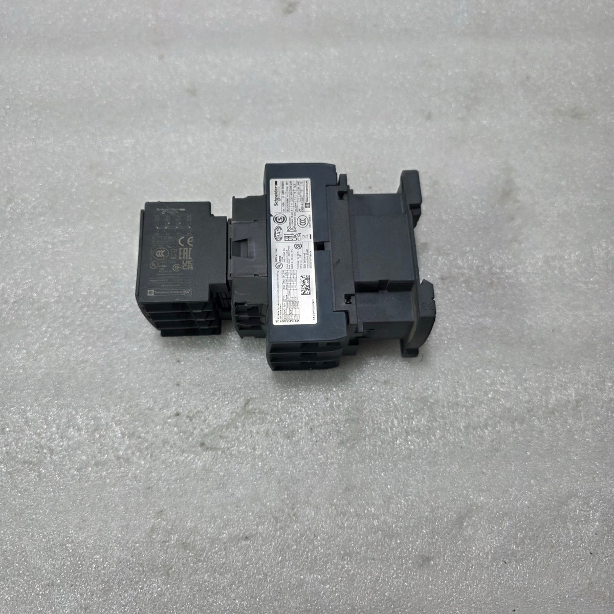 S ELECTRIC LC1D32 3P CONTACTOR 32A W/ LADN22 AUXILIARY CONTACT BLOCK