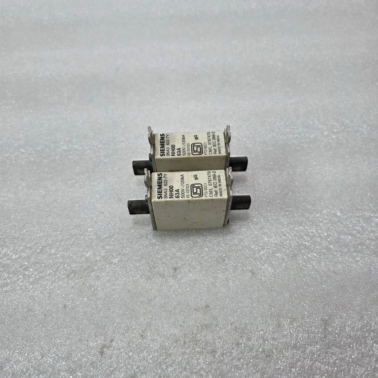 SIEMENS 3NA3822-7Y NH00 HRC FUSE LINK 63A gG 500V 120kA