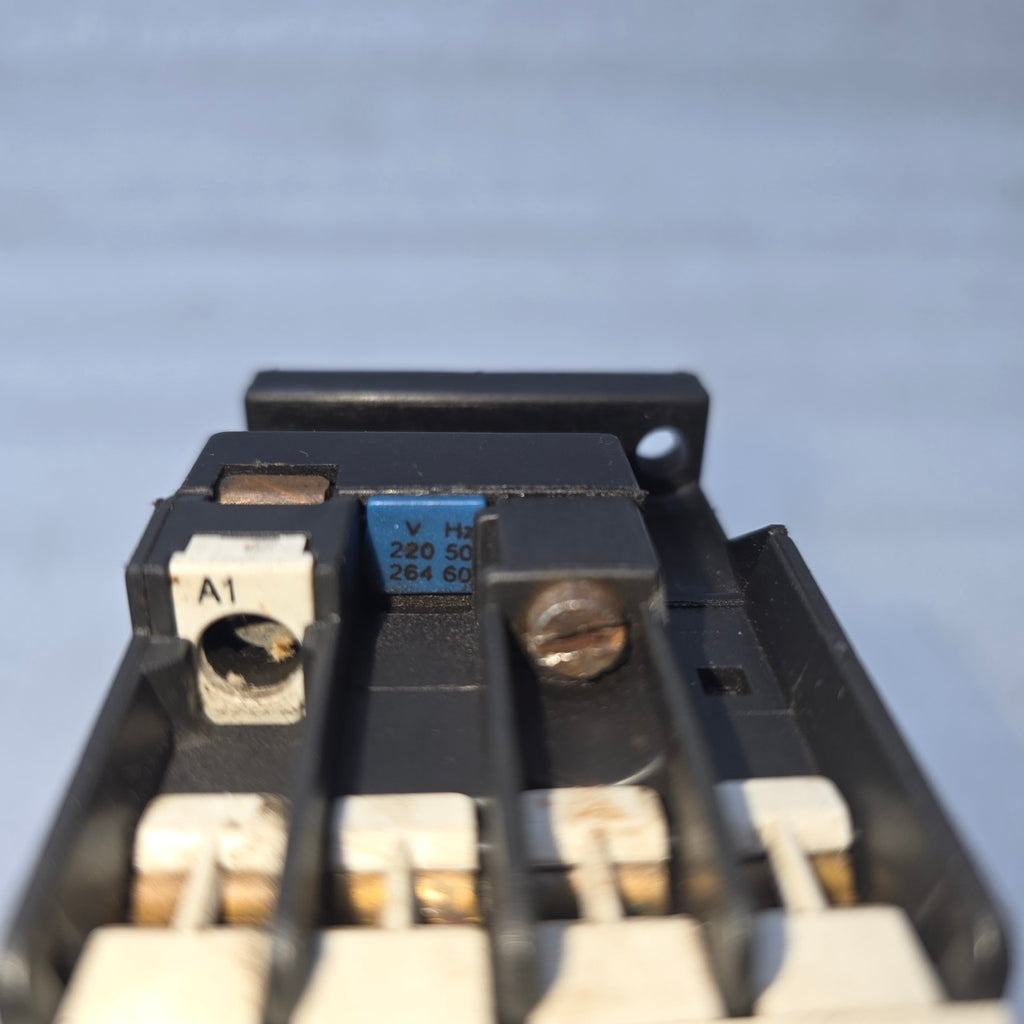 SIEMENS 3TF3010E AC CONTACTOR WITH 3UA5010 THERMAL OVERLOAD RELAY 220V 50/60HZ