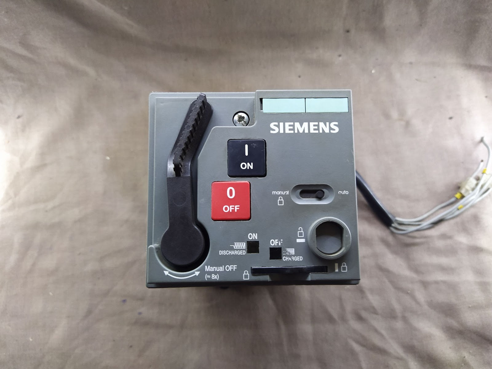 SIEMENS 3VL9300-3MQ00 MOTOR OPERATOR 220-250V AC/DC