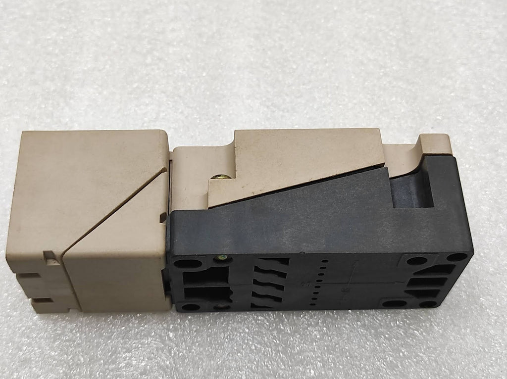 SIEMENS BERO 3RG4 INDUCTIVE SENSOR 3RG4031-6KD00