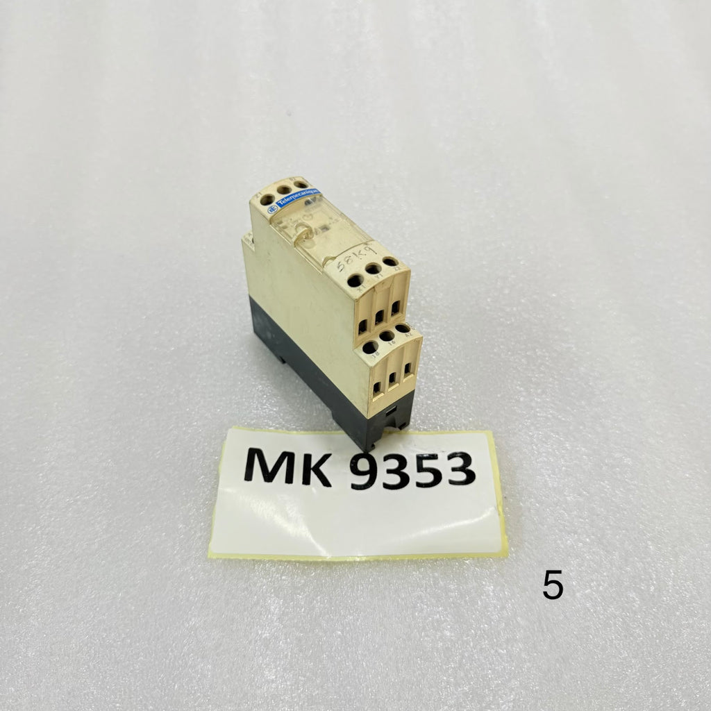 TELEMECANIQU RE7RM11BU Timing Relay 0.05s-300h 110-240V AC/DC 1 C/O 8A Pre-Owned