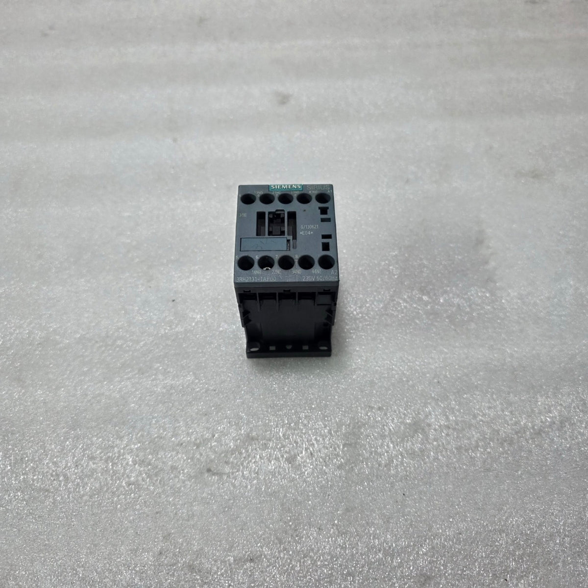 SIEMENS SIRIUS 3RH2131-1AP00 AUXILIARY CONTACTOR / CONTROL RELAY 4POLE COIL 230V
