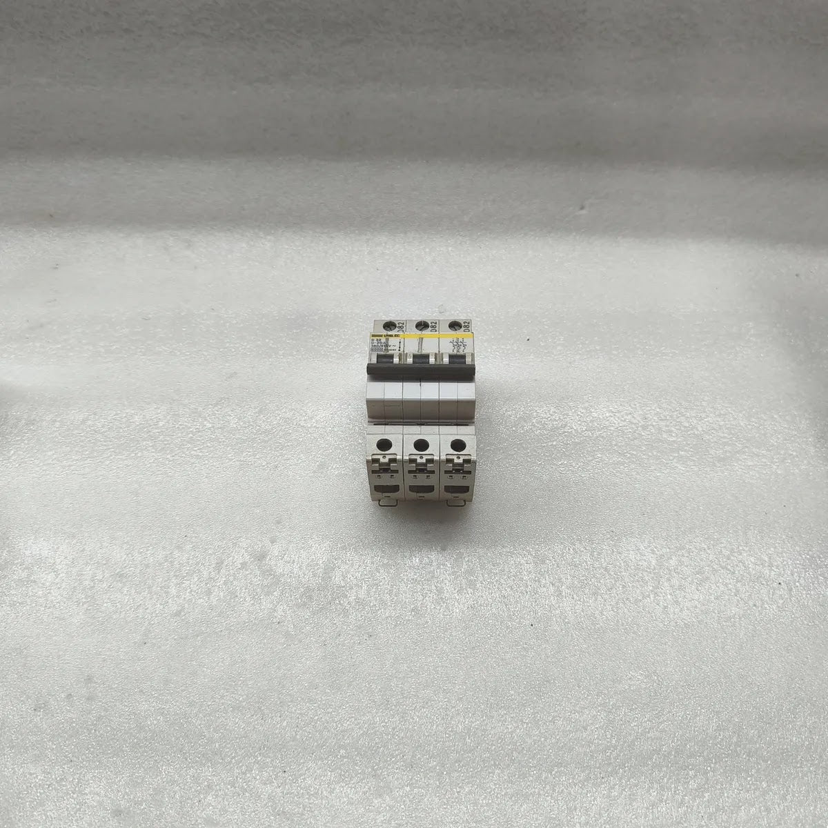 Unelec D 32 Miniature Circuit Breaker 3-Pole U-20A 380/415V 6000/10000 IEC