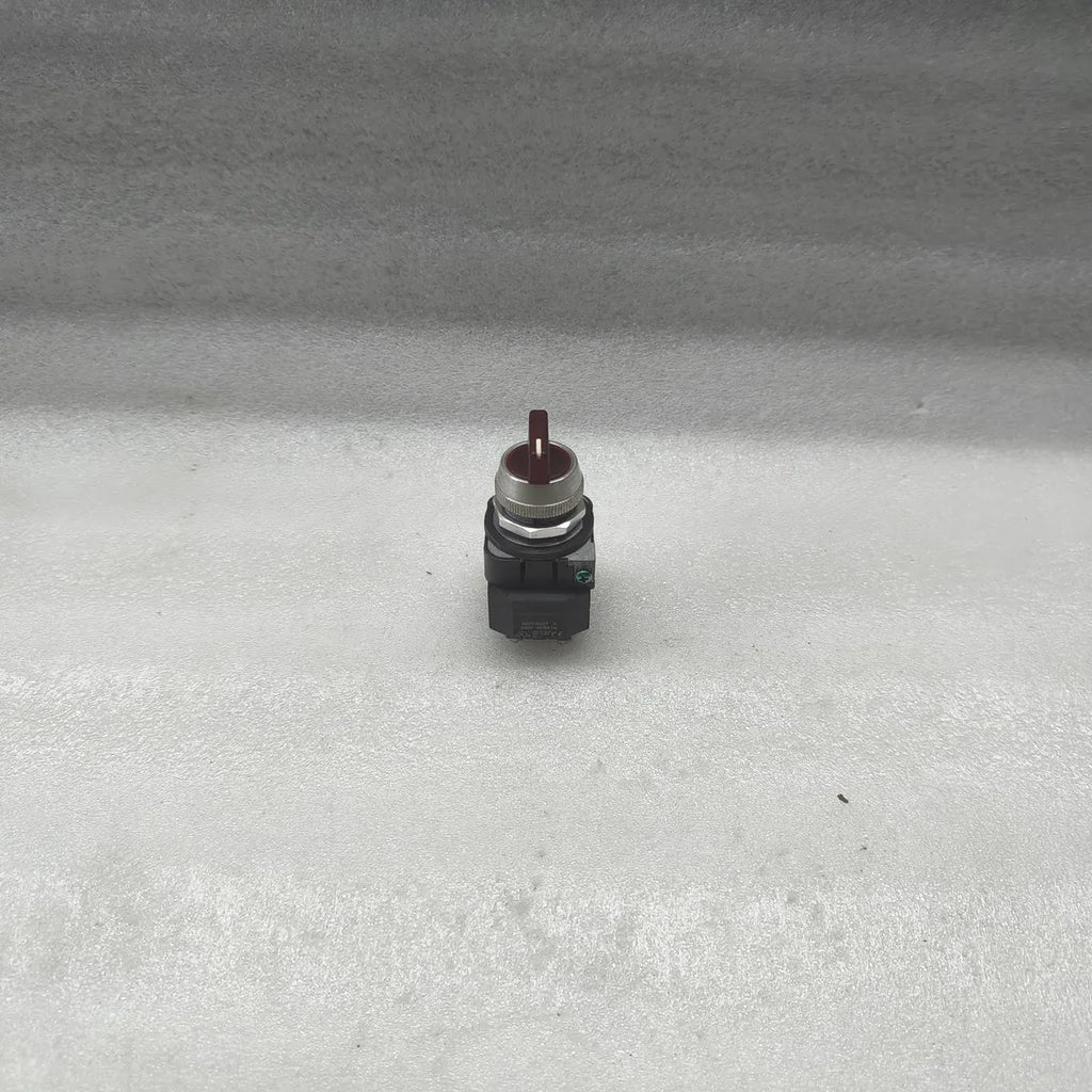A Bradley 800T-26JRH91KB7AX Illuminated Selector Switch 240V 50/60Hz Ser V Red