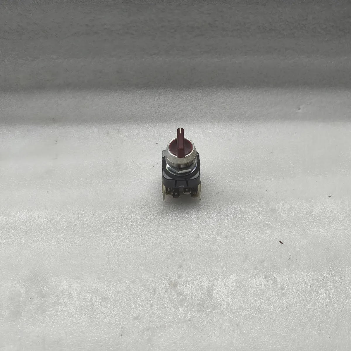 A Bradley 800T-26JRH91KB7AX Illuminated Selector Switch 240V 50/60Hz Ser V Red