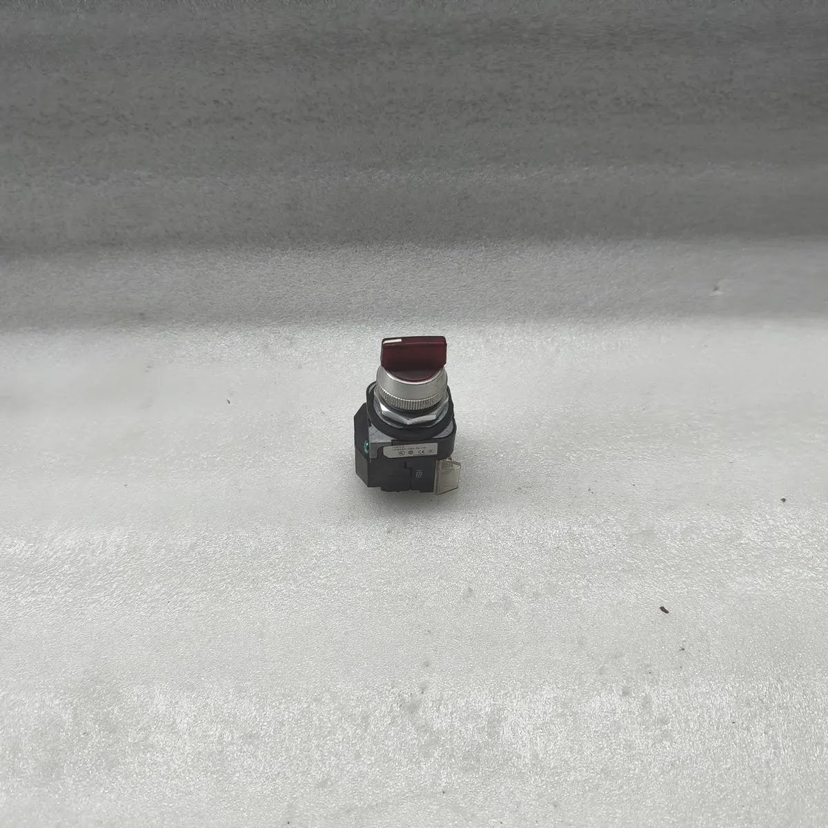 A Bradley 800T-26JRH91KB7AX Illuminated Selector Switch 240V 50/60Hz Ser V Red