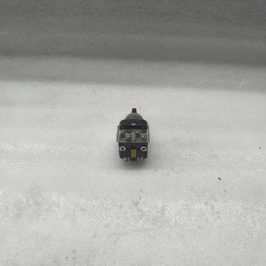 A Bradley 800T-26JRH91KB7AX Illuminated Selector Switch 240V 50/60Hz Ser V Red