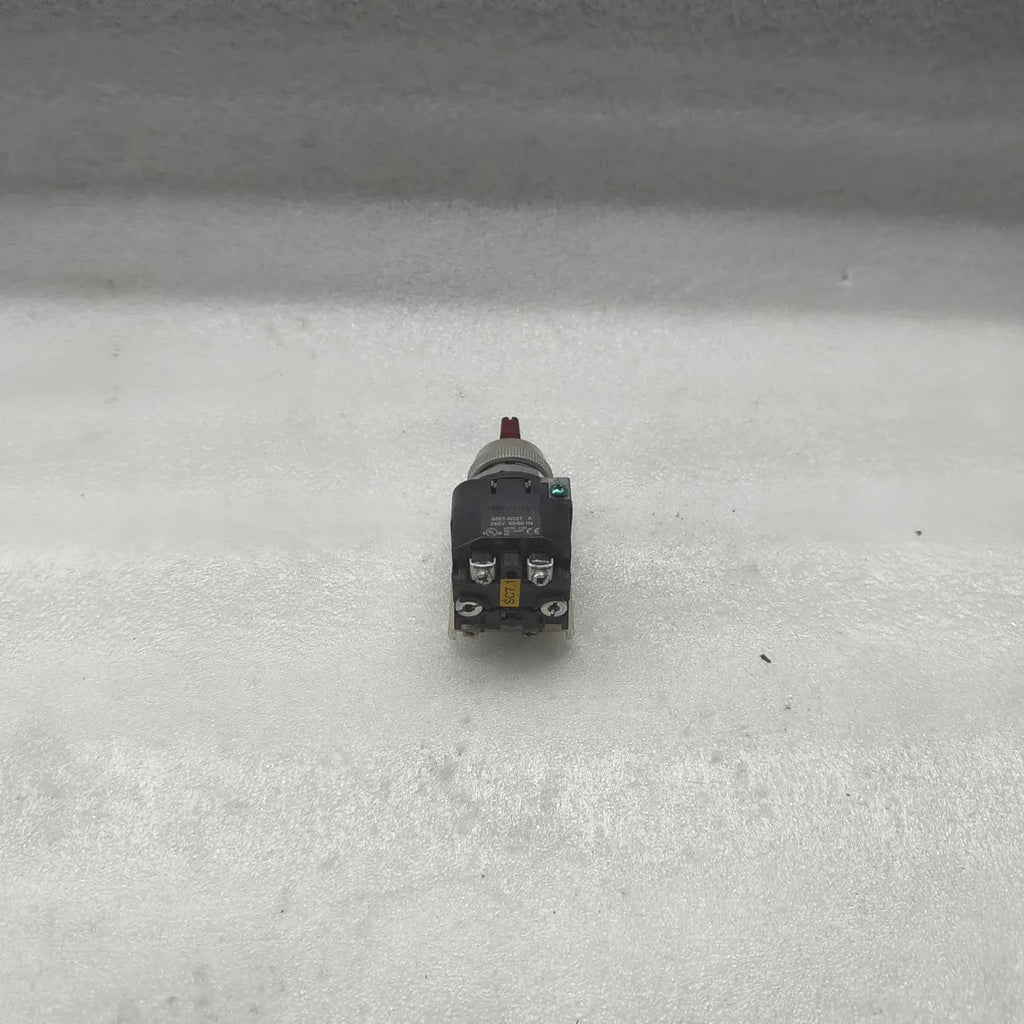 A Bradley 800T-26JRH91KB7AX Illuminated Selector Switch 240V 50/60Hz Ser V Red