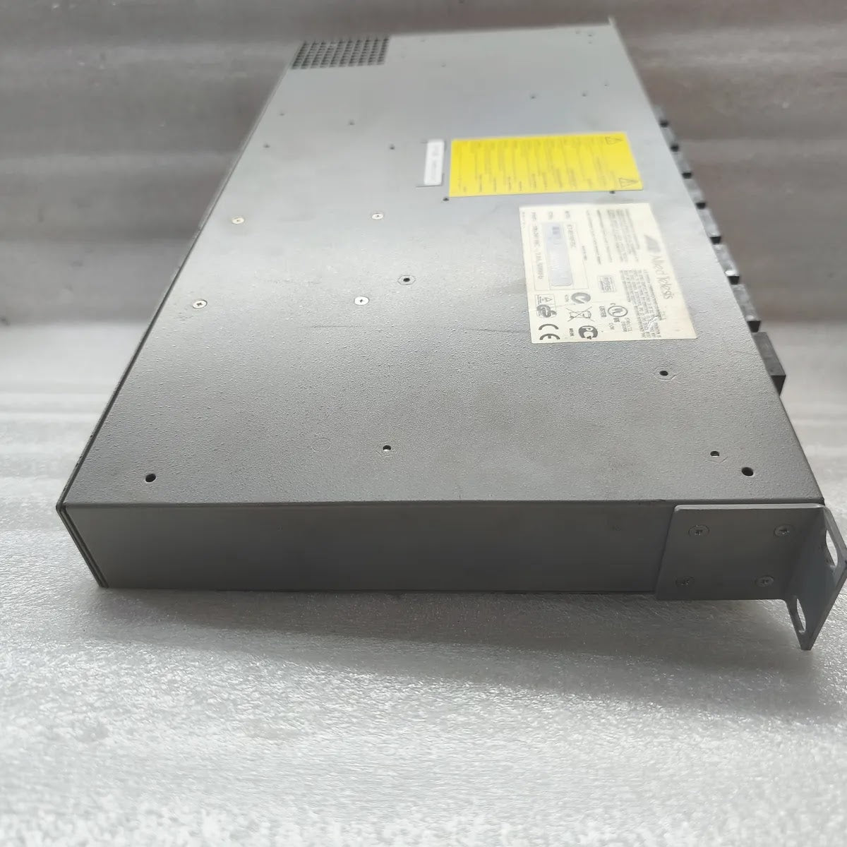 ALLIED TELESIS AT-8516F/SC 100Base-FX Fast Ethernet Switch RS-232 Terminal Port