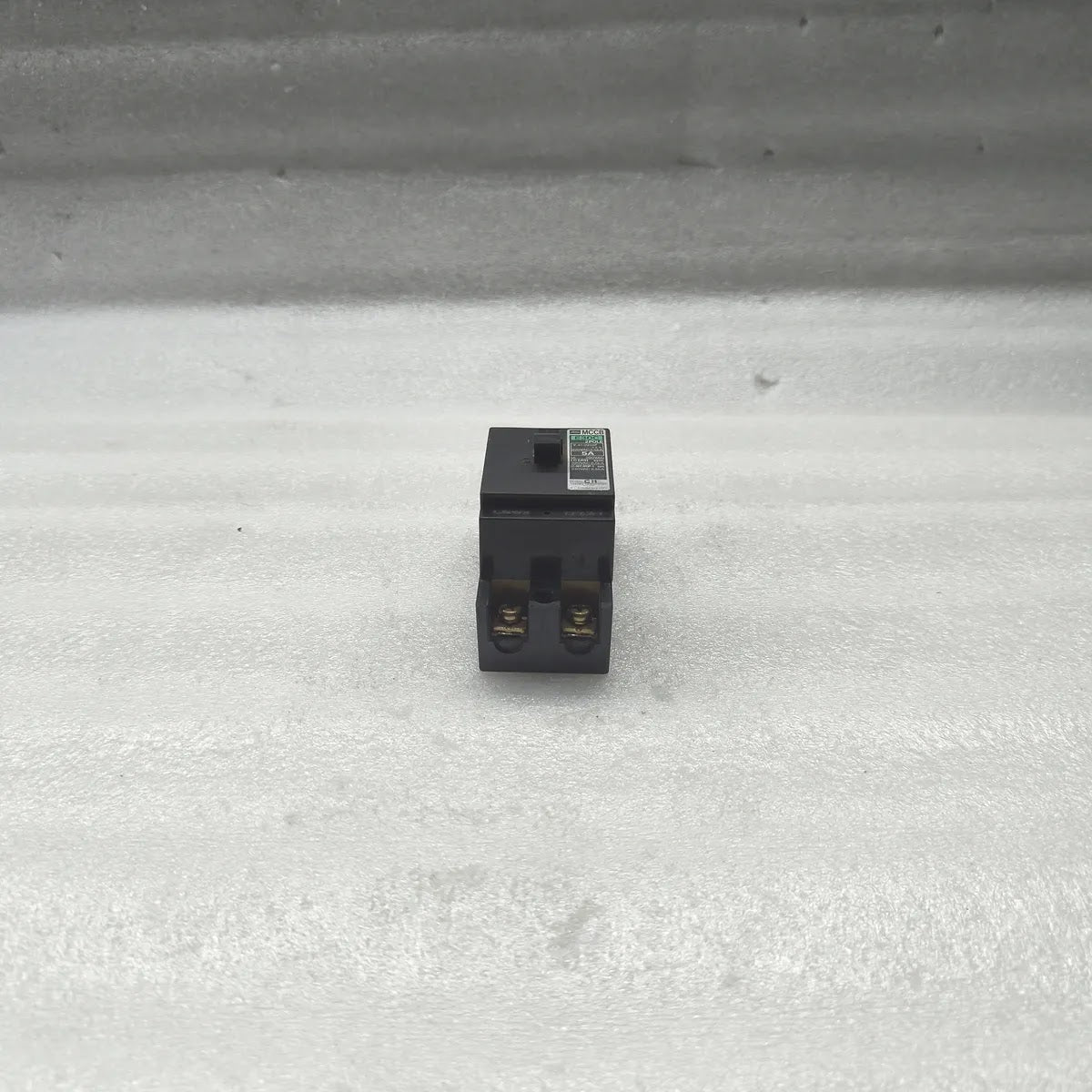 TOSHIBA E30C MCCB 2-POLE 5A 220VAC 2.5kA Molded Case Circuit Breaker