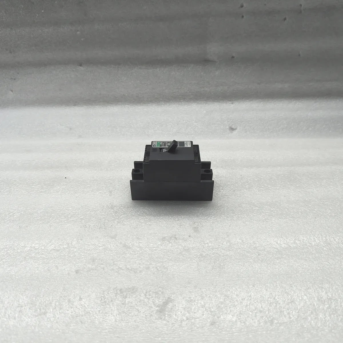 TOSHIBA E30C MCCB 2-POLE 5A 220VAC 2.5kA Molded Case Circuit Breaker