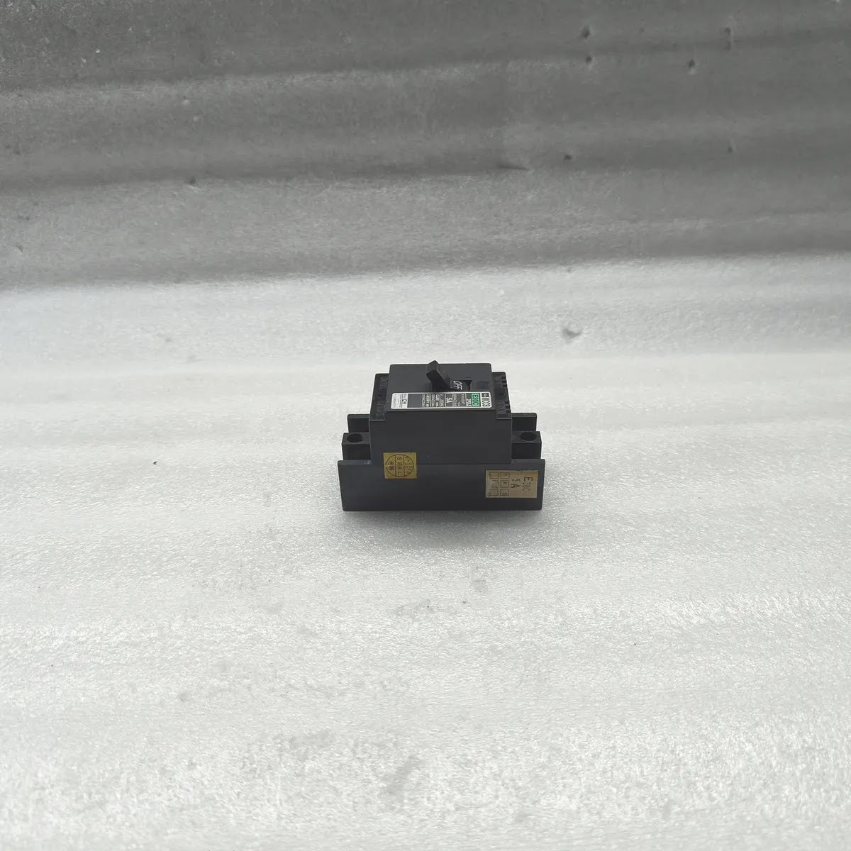 TOSHIBA E30C MCCB 2-POLE 5A 220VAC 2.5kA Molded Case Circuit Breaker