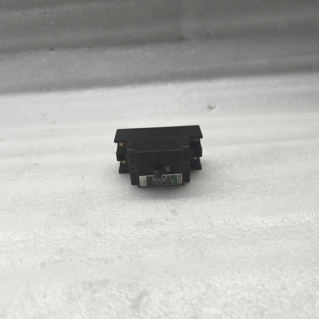 TOSHIBA E30C MCCB 2-POLE 5A 220VAC 2.5kA Molded Case Circuit Breaker