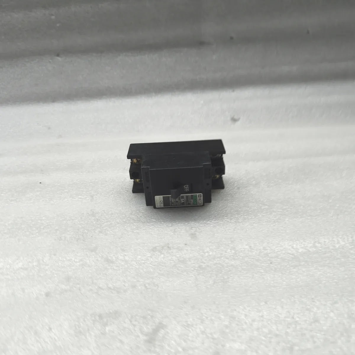 TOSHIBA E30C MCCB 2-POLE 5A 220VAC 2.5kA Molded Case Circuit Breaker