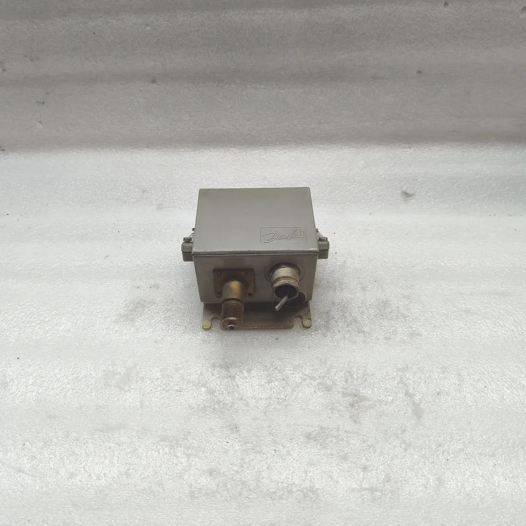 DANFOSS KPS 35 Pressure Switch AC 1 10A 440V DC 11 12W PB 12bar MWP 175psig
