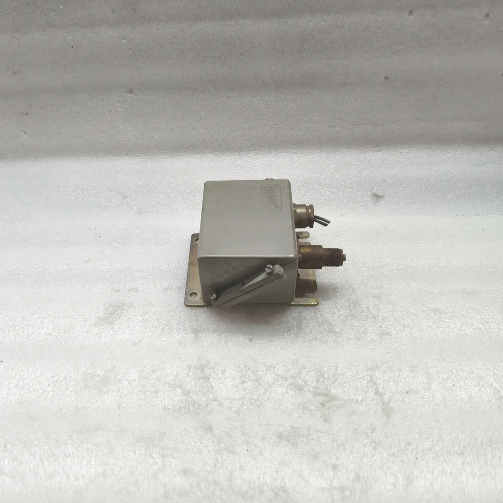 DANFOSS KPS 35 Pressure Switch AC 1 10A 440V DC 11 12W PB 12bar MWP 175psig