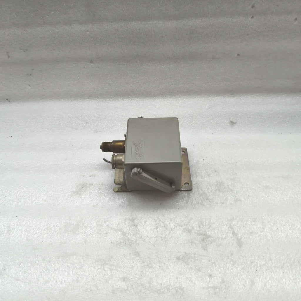 DANFOSS KPS 35 Pressure Switch AC 1 10A 440V DC 11 12W PB 12bar MWP 175psig