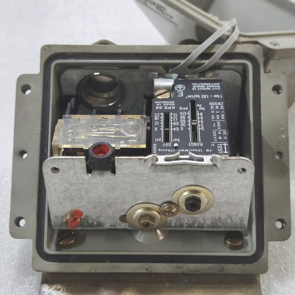 DANFOSS KPS 35 Pressure Switch AC 1 10A 440V DC 11 12W PB 12bar MWP 175psig