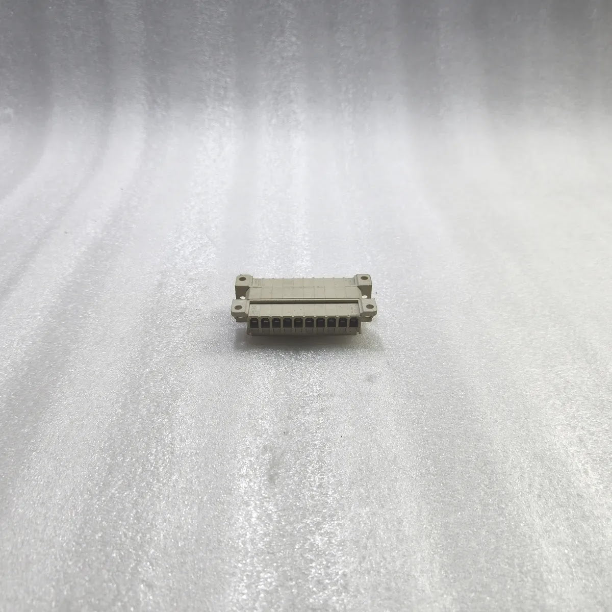 20-POLE RECTANGULAR HEAVY-DUTY CONNECTOR FEMALE INSERT 2×10 NUMBERED CONTACTS