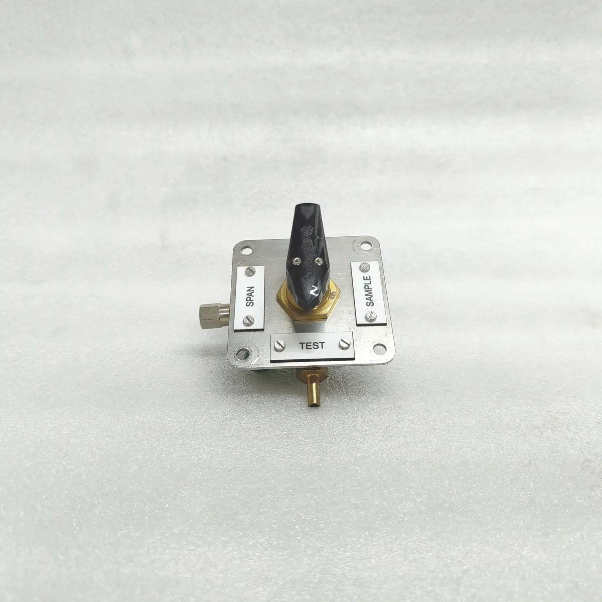 Swagelok B-43ZF2 Brass 3-Way Ball Valve 2500 PSIG @ 100F Panel Mount SPAN