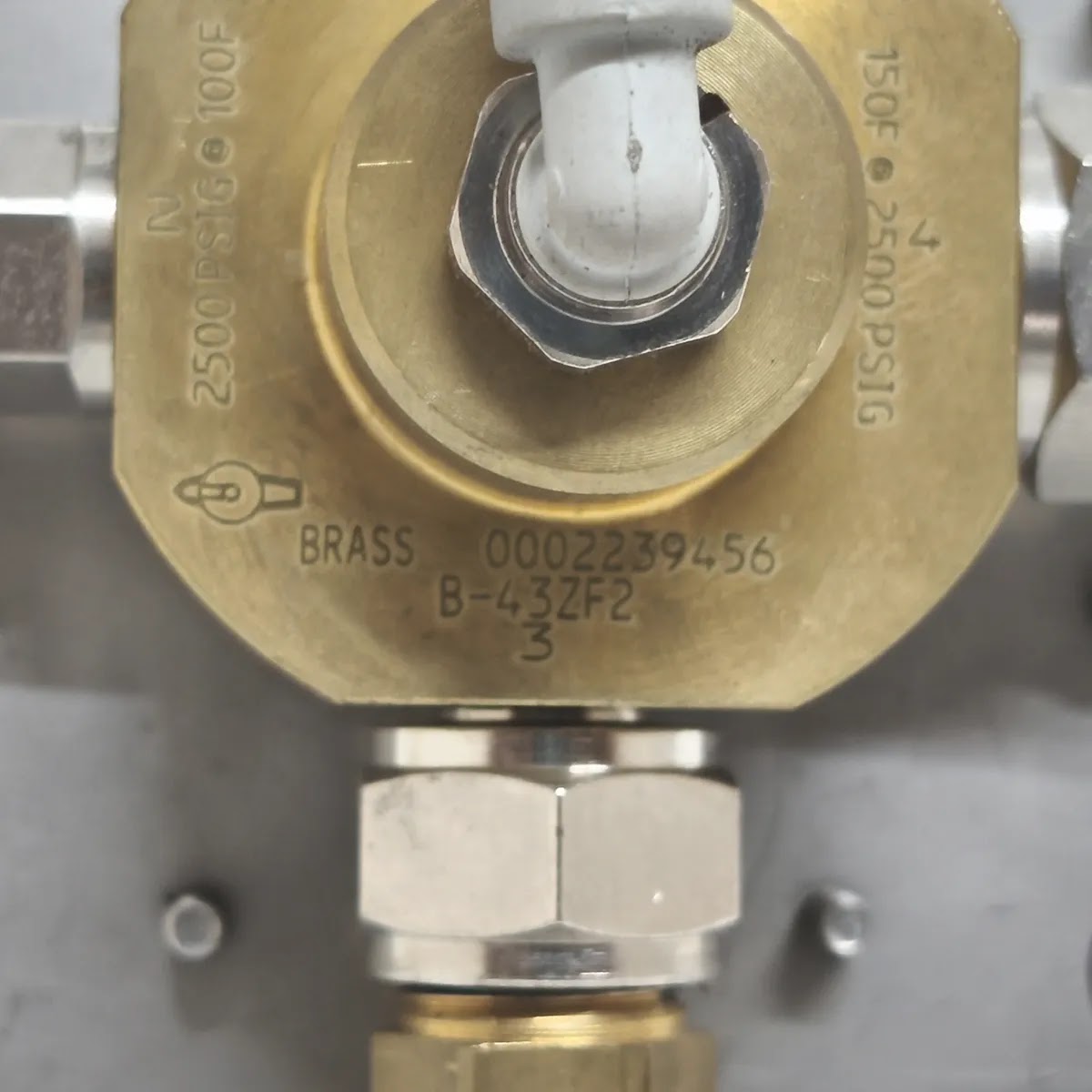 Swagelok B-43ZF2 Brass 3-Way Ball Valve 2500 PSIG @ 100F Panel Mount SPAN