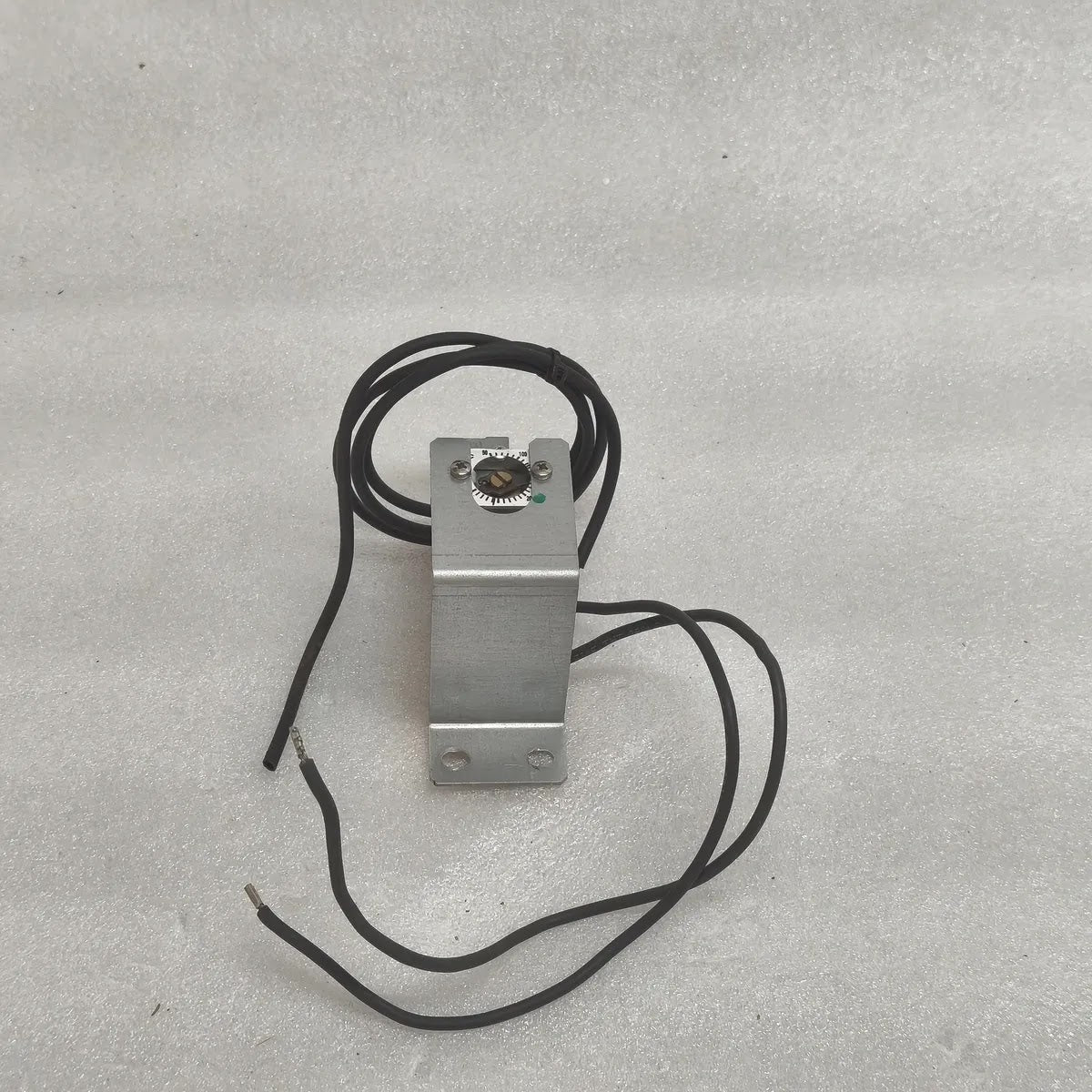 JUMO EM-5 602021/0005 THERMOSTAT TEMPERATURE CONTROLLER 230V AC 16(3)A IP00
