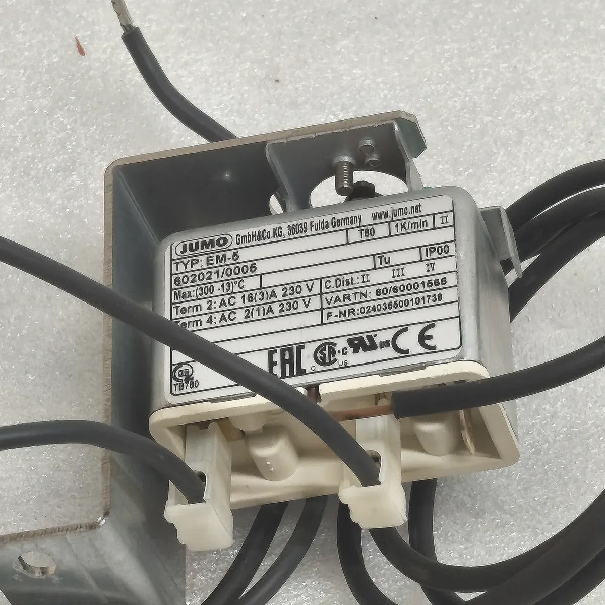 JUMO EM-5 602021/0005 THERMOSTAT TEMPERATURE CONTROLLER 230V AC 16(3)A IP00