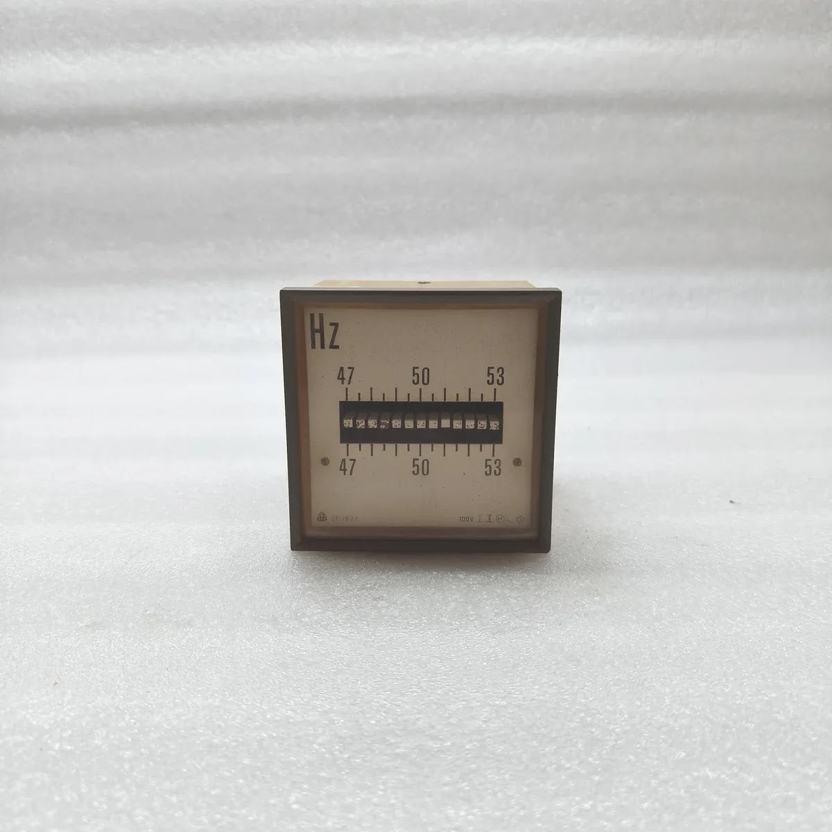 VUMA 001826 Vibrating Reed Frequency Meter 47-53Hz 100V