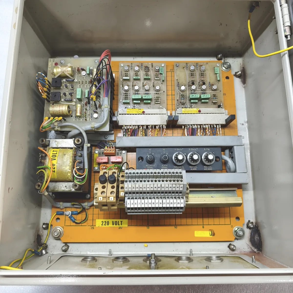 EMRI CXC10 Accelerometer Amplifier Supply Box 220VAC