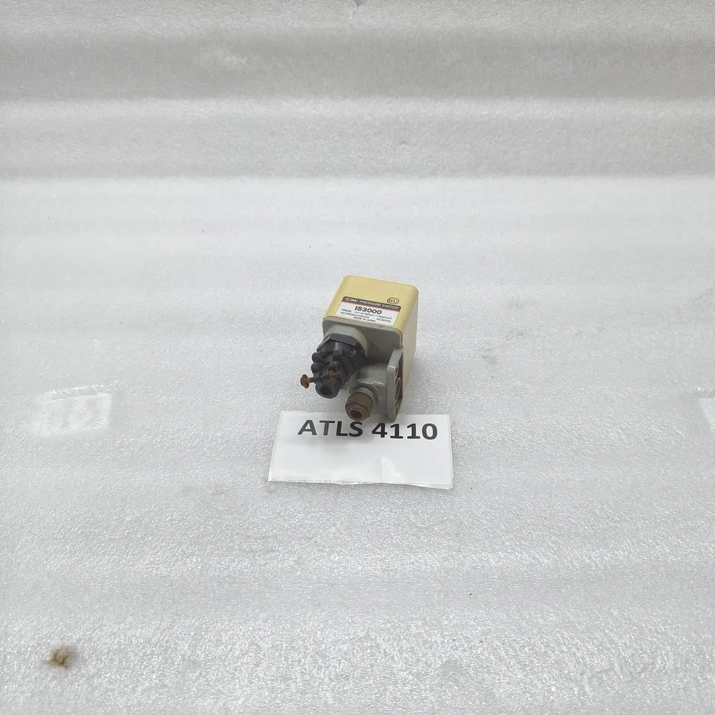 SMC IS3000 Pressure Switch 0.1-0.7MPa