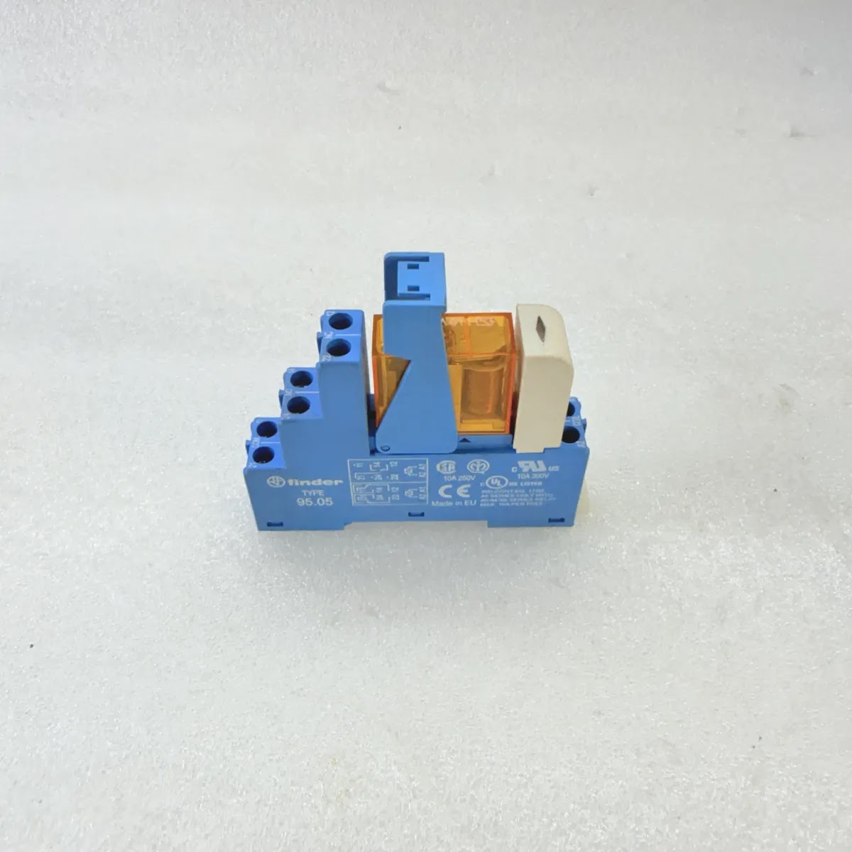 FINDER 95.05 Socket + 40 Series Relay + 99.02.0.230.98 Module 16A 250V