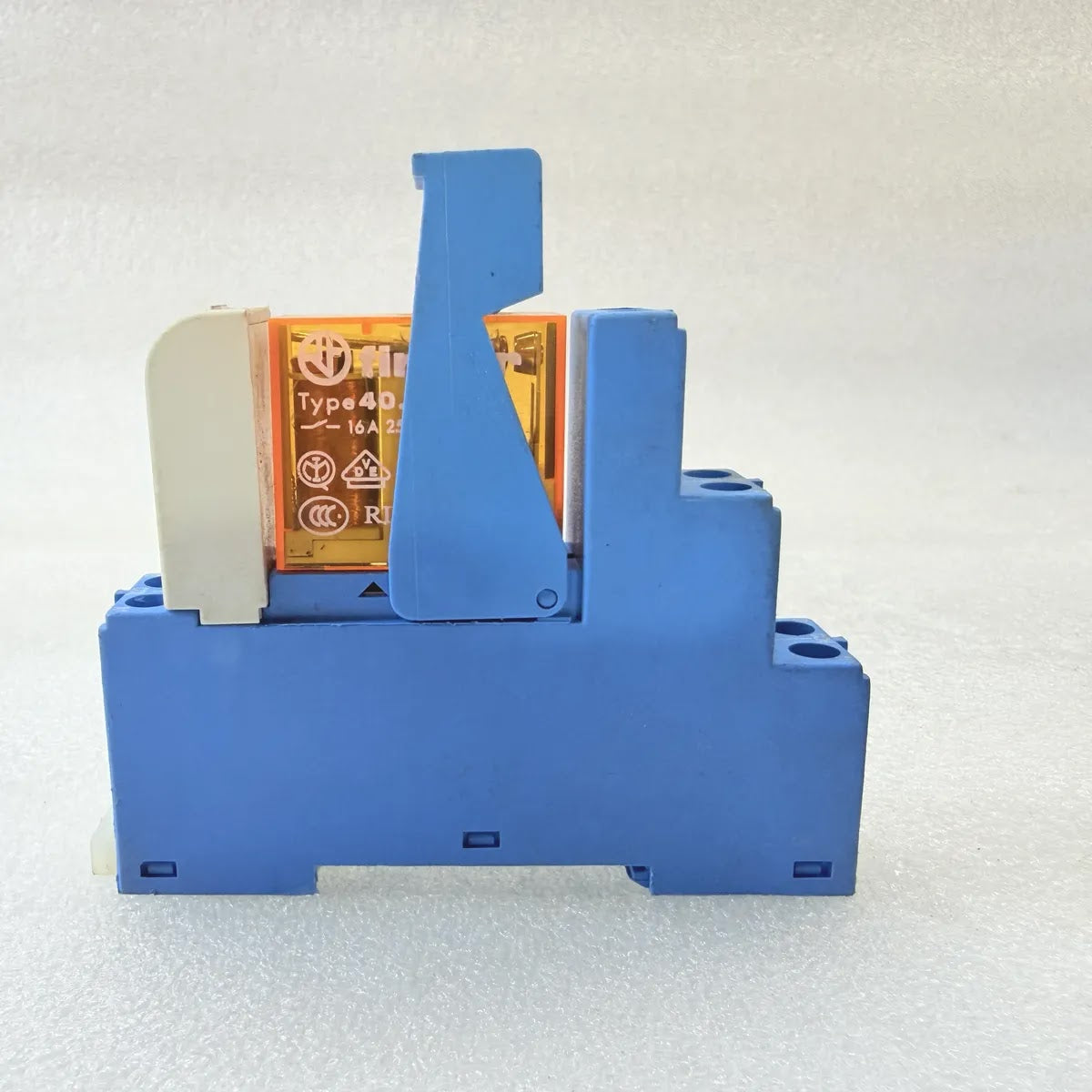 FINDER 95.05 Socket + 40 Series Relay + 99.02.0.230.98 Module 16A 250V