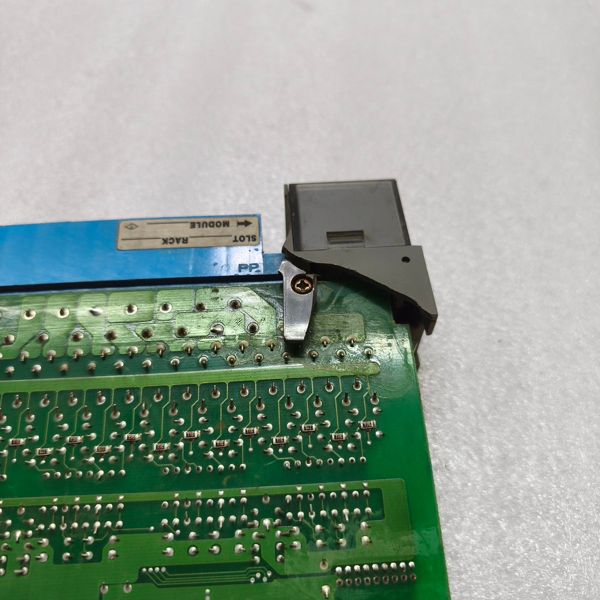 A Bradley 1746-IB16 SLC 500 Sinking DC Input Module 16 Point 10-30VDC