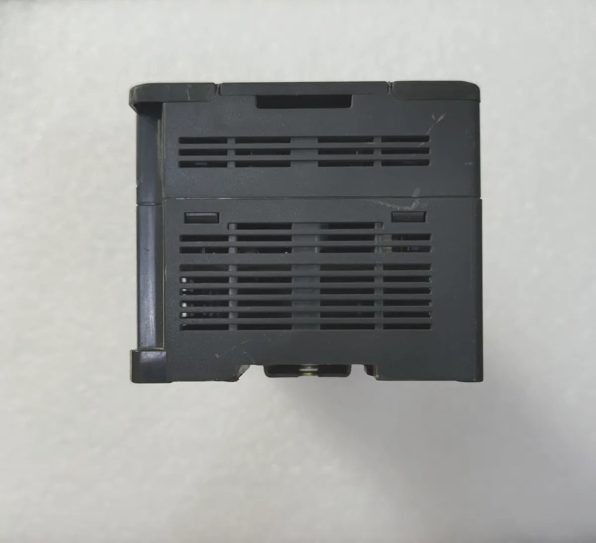 GE FANUC IC200UDR010-CJ VersaMax Micro PLC Controller 24VDC 28-Point